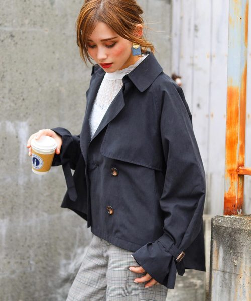 Fashion Letter（ファッションレター）の「オーバーシルエット キャンディ袖ショートトレンチコート ライトアウター（トレンチコート・レディース・ブラック/ベージュ/サンドベージュ/キャメル/ダークカーキ/スモークピンク/ベージュ系その他/テラコッタ/ブラウン・M/L）」の2枚目の写真