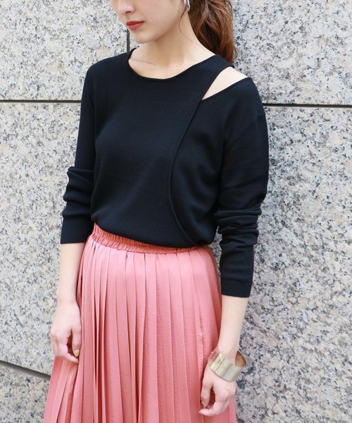 HER CLOSET（ハークローゼット）の「【HERCLOSET】アシメレイヤード肩スリットニット（ニット/セーター・レディース・オフホワイト/ブラック/ベージュ/キャメル/ブルーグリーン/ワインレッド・M）」の3枚目の写真