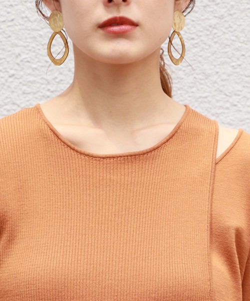 HER CLOSET（ハークローゼット）の「【HERCLOSET】アシメレイヤード肩スリットニット（ニット/セーター・レディース・オフホワイト/ブラック/ベージュ/キャメル/ブルーグリーン/ワインレッド・M）」の9枚目の写真