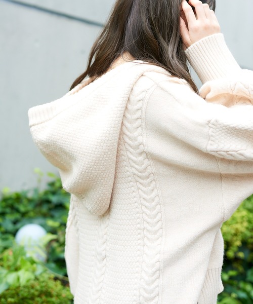 flower（フラワー）の「フーディーアランニット（ニット/セーター・レディース・アッシュグレー/アイボリー・FREE）」の3枚目の写真