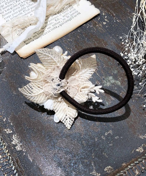 m.soeur(エムスール)の「コットンパールと布花のヘアゴム*(ヘアゴム・レディース・ベージュ・FREE)」の3枚目の写真