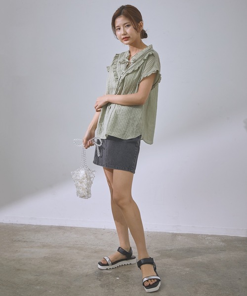 vis-`a-vis（ビサビ）の「【WEB限定】フリルピンタックフレンチスリーブブラウス（シャツ/ブラウス・レディース・ブラック/オリーブ/キナリ・FREE）」の4枚目の写真