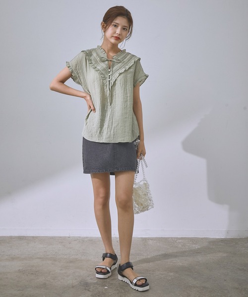 vis-`a-vis（ビサビ）の「【WEB限定】フリルピンタックフレンチスリーブブラウス（シャツ/ブラウス・レディース・ブラック/オリーブ/キナリ・FREE）」の5枚目の写真