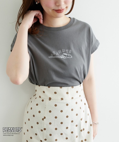 natural couture(ナチュラルクチュール)の「Snoopyコラボ バイオウォッシュフレンチスリーブT(Tシャツ/カットソー・レディース・イエロー/ブルー/アイボリー/スミクロ・FREE)」の2枚目の写真