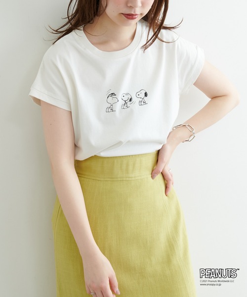 natural couture(ナチュラルクチュール)の「Snoopyコラボ バイオウォッシュフレンチスリーブT(Tシャツ/カットソー・レディース・イエロー/ブルー/アイボリー/スミクロ・FREE)」の1枚目の写真