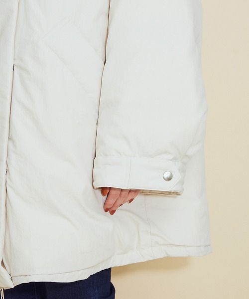 MADEMOISELLE ROPE'（マドモアゼル ロペ）の「ALLIEDモンスターダウンコート（ダウンジャケット/コート・レディース・オフホワイト/カーキ・FREE）」の4枚目の写真