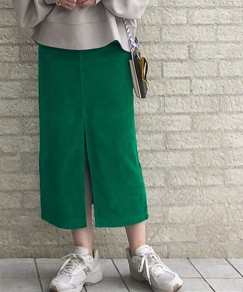 ISOOK(アイスー)の「Corduroy slit skirt / コーデュロイスリットスカート(nana select)(スカート・レディース・ブラウン/グリーン・FREE)」の5枚目の写真