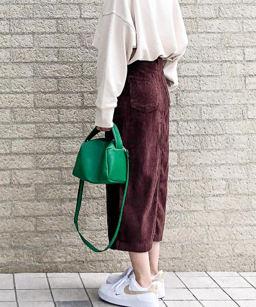 ISOOK(アイスー)の「Corduroy slit skirt / コーデュロイスリットスカート(nana select)(スカート・レディース・ブラウン/グリーン・FREE)」の3枚目の写真