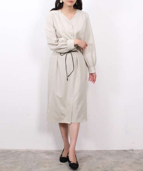 TRUDEA(トルディア)の「(セットアップ)メタルボタンブラウス×ハトメ使いタイトスカート(セットアップ・レディース・グレイッシュベージュ/ピンク/ネイビー/ブラック・MEDIUM/LARGE)」の1枚目の写真