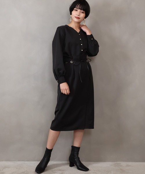 TRUDEA(トルディア)の「(セットアップ)メタルボタンブラウス×ハトメ使いタイトスカート(セットアップ・レディース・グレイッシュベージュ/ピンク/ネイビー/ブラック・MEDIUM/LARGE)」の2枚目の写真