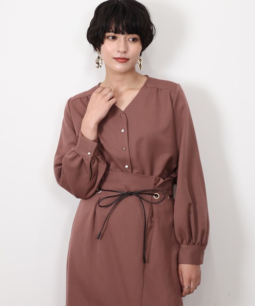 TRUDEA(トルディア)の「(セットアップ)メタルボタンブラウス×ハトメ使いタイトスカート(セットアップ・レディース・グレイッシュベージュ/ピンク/ネイビー/ブラック・MEDIUM/LARGE)」の9枚目の写真