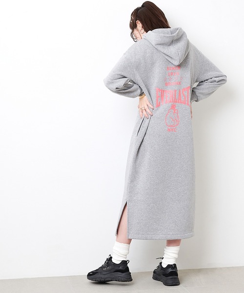 EVERLAST(CROSSPLUS ONLINE)(エバーラスト)の「後ろロゴプリント ビックパーカースウェットワンピース(ワンピース・レディース・ベージュ/ネイビー/杢グレー・LL/M/L)」の1枚目の写真