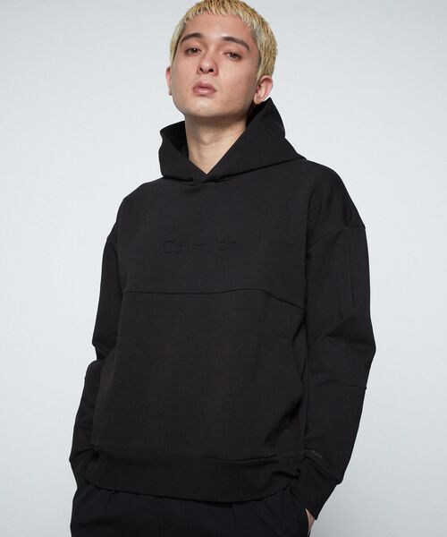 Calvin Klein(カルバン・クライン)の「COMFORT DEBOSSED LOGO パーカー(パーカー・メンズ・ブラック・S/M/L/XL)」の1枚目の写真