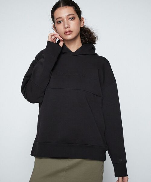Calvin Klein(カルバン・クライン)の「COMFORT DEBOSSED LOGO パーカー(パーカー・メンズ・ブラック・S/M/L/XL)」の2枚目の写真