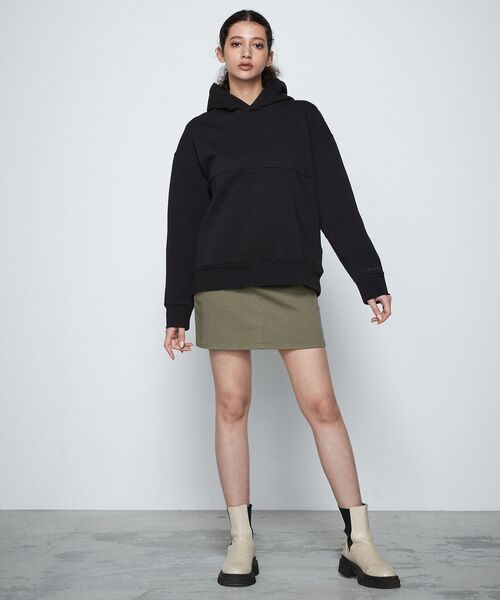 Calvin Klein(カルバン・クライン)の「COMFORT DEBOSSED LOGO パーカー(パーカー・メンズ・ブラック・S/M/L/XL)」の3枚目の写真