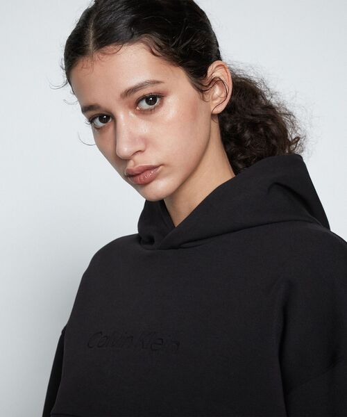 Calvin Klein(カルバン・クライン)の「COMFORT DEBOSSED LOGO パーカー(パーカー・メンズ・ブラック・S/M/L/XL)」の4枚目の写真