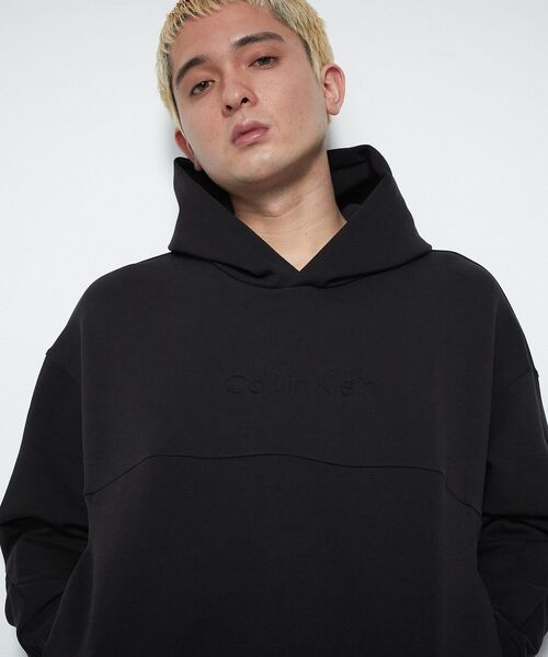 Calvin Klein(カルバン・クライン)の「COMFORT DEBOSSED LOGO パーカー(パーカー・メンズ・ブラック・S/M/L/XL)」の5枚目の写真