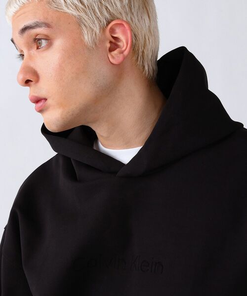 Calvin Klein(カルバン・クライン)の「COMFORT DEBOSSED LOGO パーカー(パーカー・メンズ・ブラック・S/M/L/XL)」の8枚目の写真