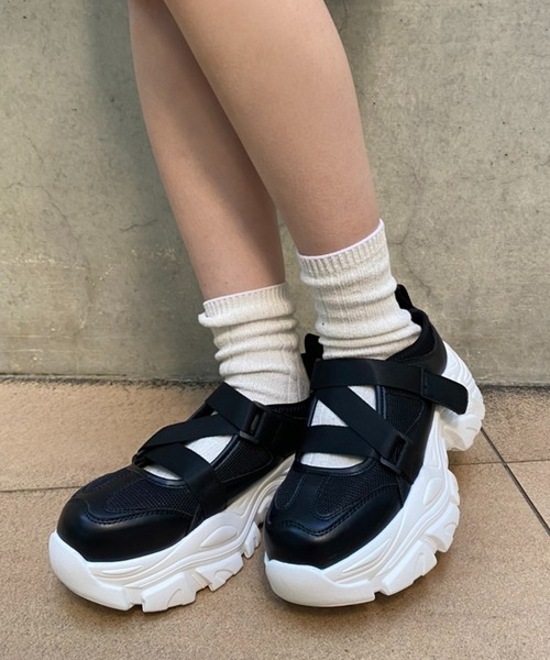 one after another NICE CLAUP(ワンアフターアナザーナイスクラップ)の「ベルト厚底スニーカー(スニーカー・レディース・アイボリー/ブラック・SMALL/MEDIUM/LARGE)」の2枚目の写真