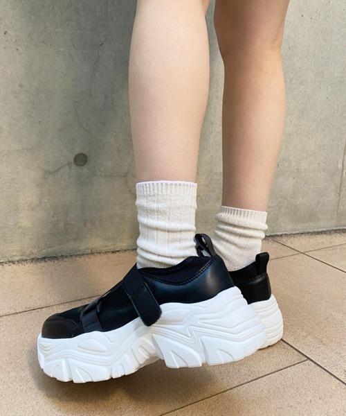 one after another NICE CLAUP(ワンアフターアナザーナイスクラップ)の「ベルト厚底スニーカー(スニーカー・レディース・アイボリー/ブラック・SMALL/MEDIUM/LARGE)」の15枚目の写真