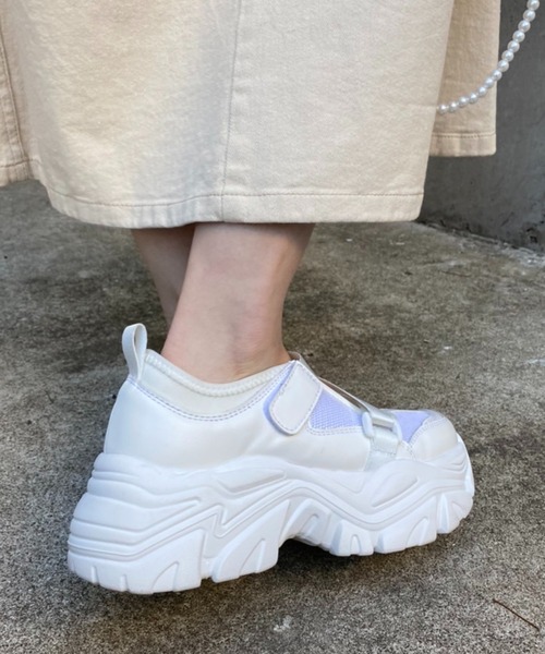 one after another NICE CLAUP(ワンアフターアナザーナイスクラップ)の「ベルト厚底スニーカー(スニーカー・レディース・アイボリー/ブラック・SMALL/MEDIUM/LARGE)」の4枚目の写真