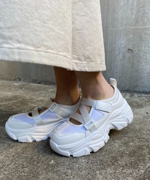 one after another NICE CLAUP(ワンアフターアナザーナイスクラップ)の「ベルト厚底スニーカー(スニーカー・レディース・アイボリー/ブラック・SMALL/MEDIUM/LARGE)」の3枚目の写真