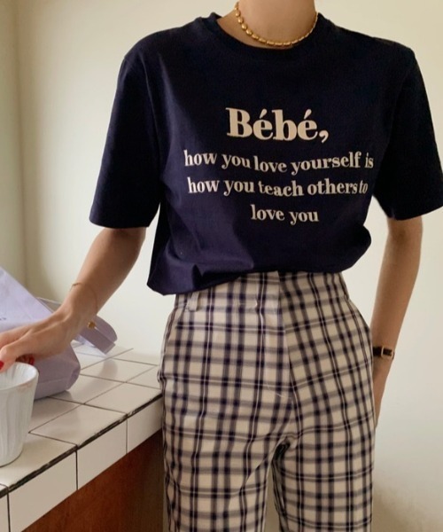 LAC-VERT（ラック・ヴェール）の「【累計販売枚数1万枚突破】Bebe刺繍カラーロゴＴシャツ（Tシャツ/カットソー・レディース・ブラック/ネイビー/アイボリー/グレー/ピンク/ホワイト/ブルー/イエロー・FREE）」の15枚目の写真