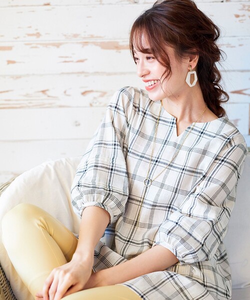 Tiaclasse（ティアクラッセ）の「【洗える】ピンタックスリーブチュニック（Tシャツ/カットソー・レディース・ネイビー/カーキ/ブルー/ホワイト系その他/ブラック系その他/ブルー系その他/イエロー系その他/グレー系その他2・13号/15号）」の16枚目の写真