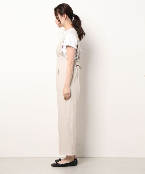 natural couture（ナチュラルクチュール）の「WEB限定サイズ有り/嬉しいS・Mの2サイズ展開◎ハイウエスト深Ｖサロペット（サロペット/オーバーオール・レディース・ブラック/ベージュ/ライトベージュ・SMALL/MEDIUM）」の4枚目の写真