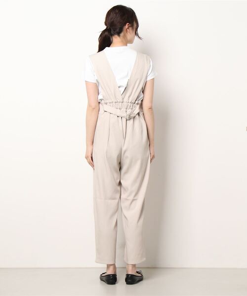 natural couture（ナチュラルクチュール）の「WEB限定サイズ有り/嬉しいS・Mの2サイズ展開◎ハイウエスト深Ｖサロペット（サロペット/オーバーオール・レディース・ブラック/ベージュ/ライトベージュ・SMALL/MEDIUM）」の5枚目の写真