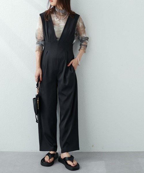 natural couture（ナチュラルクチュール）の「WEB限定サイズ有り/嬉しいS・Mの2サイズ展開◎ハイウエスト深Ｖサロペット（サロペット/オーバーオール・レディース・ブラック/ベージュ/ライトベージュ・SMALL/MEDIUM）」の20枚目の写真