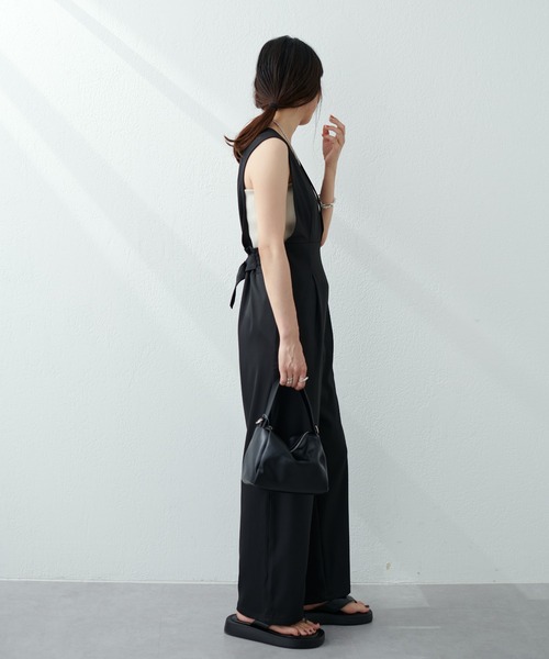 natural couture（ナチュラルクチュール）の「WEB限定サイズ有り/嬉しいS・Mの2サイズ展開◎ハイウエスト深Ｖサロペット（サロペット/オーバーオール・レディース・ブラック/ベージュ/ライトベージュ・SMALL/MEDIUM）」の13枚目の写真