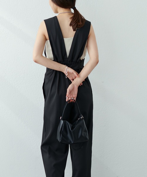 natural couture（ナチュラルクチュール）の「WEB限定サイズ有り/嬉しいS・Mの2サイズ展開◎ハイウエスト深Ｖサロペット（サロペット/オーバーオール・レディース・ブラック/ベージュ/ライトベージュ・SMALL/MEDIUM）」の15枚目の写真