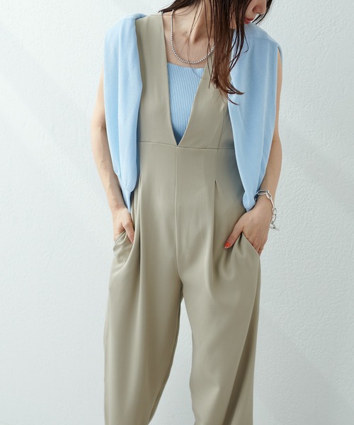 natural couture（ナチュラルクチュール）の「WEB限定サイズ有り/嬉しいS・Mの2サイズ展開◎ハイウエスト深Ｖサロペット（サロペット/オーバーオール・レディース・ブラック/ベージュ/ライトベージュ・SMALL/MEDIUM）」の22枚目の写真