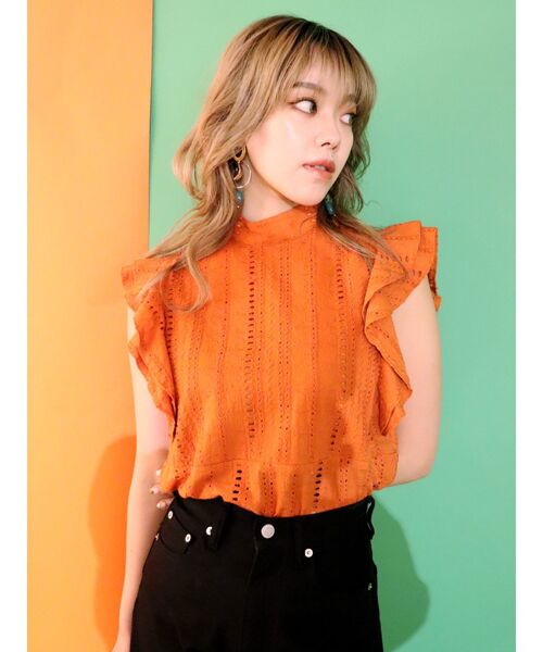 EVRIS（エヴリス）の「コットンレースラッフルノースリーブトップス（タンクトップ・レディース・ホワイト/ブラック/オレンジ・FREE）」の3枚目の写真