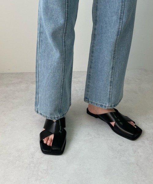 LE MORE（リモア）の「アシメクロスサンダル（サンダル・レディース・ブラック/アイボリー・24.5cm/24.0cm/25.0cm/23.5㎝/23.5cm/23.0cm）」の4枚目の写真