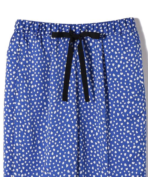 SHIPS(シップス)の「〈手洗い可能〉ハンマーサテンリボンプリントパンツ◆(その他パンツ・レディース・ブラック/ブルー・36/38)」の20枚目の写真