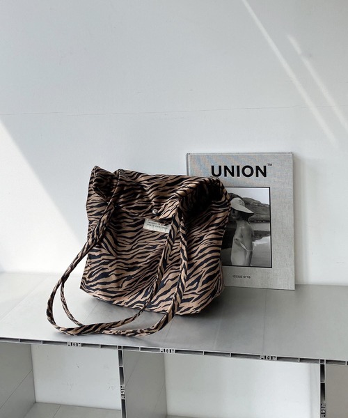 AS KNOW AS plus（アズノゥアズプラス）の「♪ハンドルタックトートバッグ（トートバッグ・レディース・ライトグレー/ブラック/ベージュ/グレー/ピンク/ブラウン系その他/ゼブラ/ライトグレー系/アイボリー系/ブラウン系/ブラック系/グリーン/ブルー/グレー系/ネイビー系/ピンク系/ベージュ系/ブルー系1/グレー系1/ベージュ系1/ブラック系1/シルバー/ブロンズ/グレー系2・FREE）」の11枚目の写真