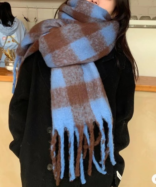Vipoa（ヴィポア）の「ブロックチェックボリューミーマフラー（マフラー・レディース・ブラック/ピンク/ブルー・FREE）」の3枚目の写真