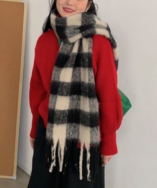 Vipoa（ヴィポア）の「ブロックチェックボリューミーマフラー（マフラー・レディース・ブラック/ピンク/ブルー・FREE）」の2枚目の写真