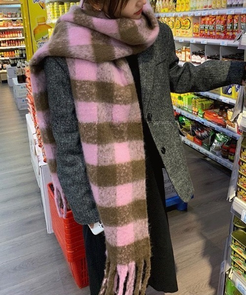 Vipoa（ヴィポア）の「ブロックチェックボリューミーマフラー（マフラー・レディース・ブラック/ピンク/ブルー・FREE）」の11枚目の写真