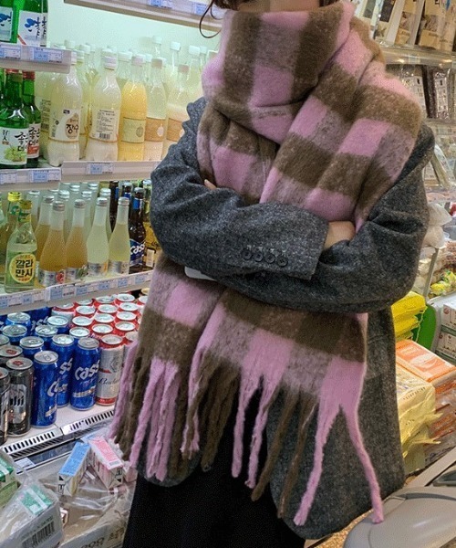 Vipoa（ヴィポア）の「ブロックチェックボリューミーマフラー（マフラー・レディース・ブラック/ピンク/ブルー・FREE）」の12枚目の写真