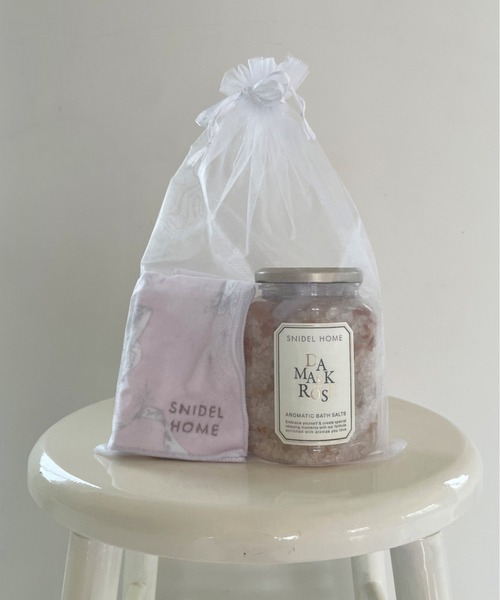 SNIDEL HOME（スナイデルホーム）の「【Xmasセット】バスソルト＆ハンドタオル（入浴剤・バスケア・レディース・ホワイト/ピンク・FREE）」の2枚目の写真