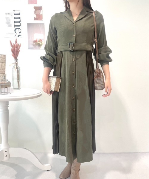 CECIL McBEE(セシルマクビー)の「サイドプリーツ開襟ワンピース(ワンピース・レディース・ブラック/ピンク/モカ/カーキ・MEDIUM)」の4枚目の写真