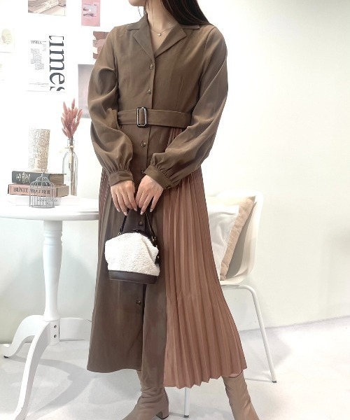 CECIL McBEE(セシルマクビー)の「サイドプリーツ開襟ワンピース(ワンピース・レディース・ブラック/ピンク/モカ/カーキ・MEDIUM)」の3枚目の写真