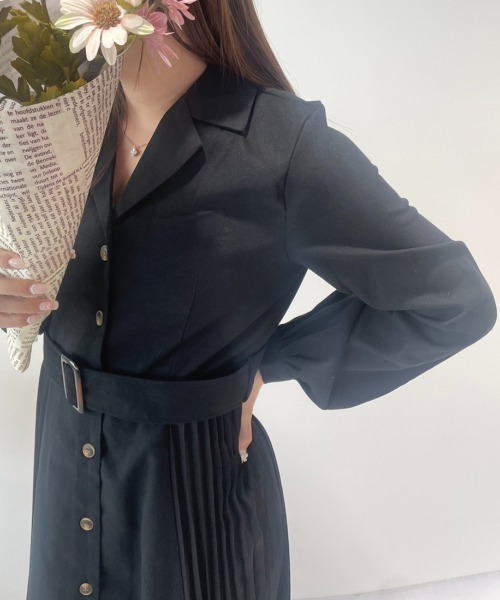 CECIL McBEE(セシルマクビー)の「サイドプリーツ開襟ワンピース(ワンピース・レディース・ブラック/ピンク/モカ/カーキ・MEDIUM)」の6枚目の写真