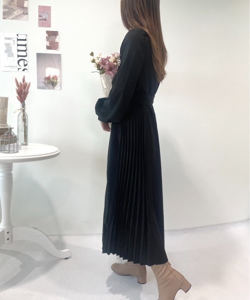 CECIL McBEE(セシルマクビー)の「サイドプリーツ開襟ワンピース(ワンピース・レディース・ブラック/ピンク/モカ/カーキ・MEDIUM)」の7枚目の写真