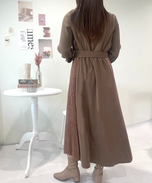 CECIL McBEE(セシルマクビー)の「サイドプリーツ開襟ワンピース(ワンピース・レディース・ブラック/ピンク/モカ/カーキ・MEDIUM)」の11枚目の写真
