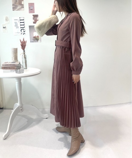 CECIL McBEE(セシルマクビー)の「サイドプリーツ開襟ワンピース(ワンピース・レディース・ブラック/ピンク/モカ/カーキ・MEDIUM)」の13枚目の写真