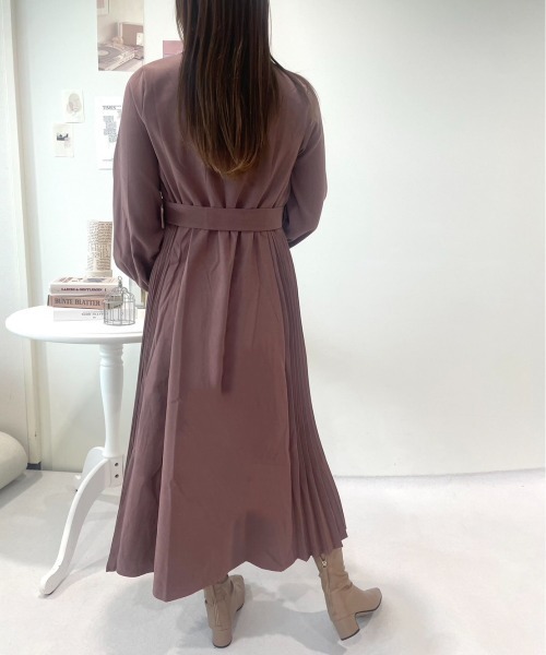 CECIL McBEE(セシルマクビー)の「サイドプリーツ開襟ワンピース(ワンピース・レディース・ブラック/ピンク/モカ/カーキ・MEDIUM)」の14枚目の写真